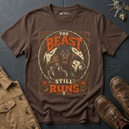 The Beast Still Runs - Werewolf Chase Horror Vintage Wolf Halloween T Shirt